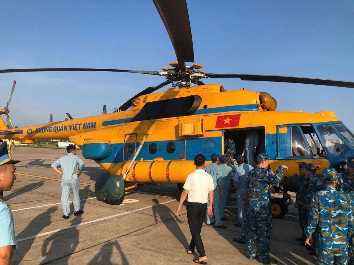 Helicopter deployed to deliver relief supplies to flood-hit Dien Bien